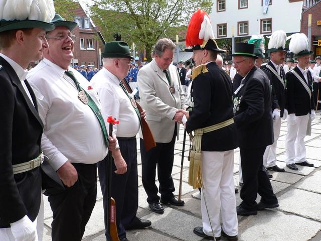 05c_so 31 Umz.jpg - Ehrungen auf dem Rathausplatz: Ernnennung zu Ehrenoffizieren und Beförderungen.